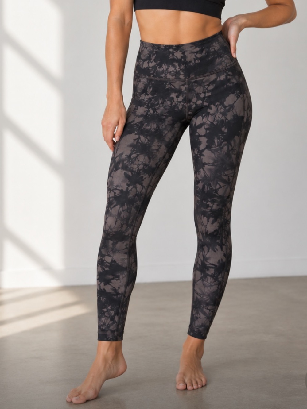 lululemon in movement high rise everlux leggings black print size 4